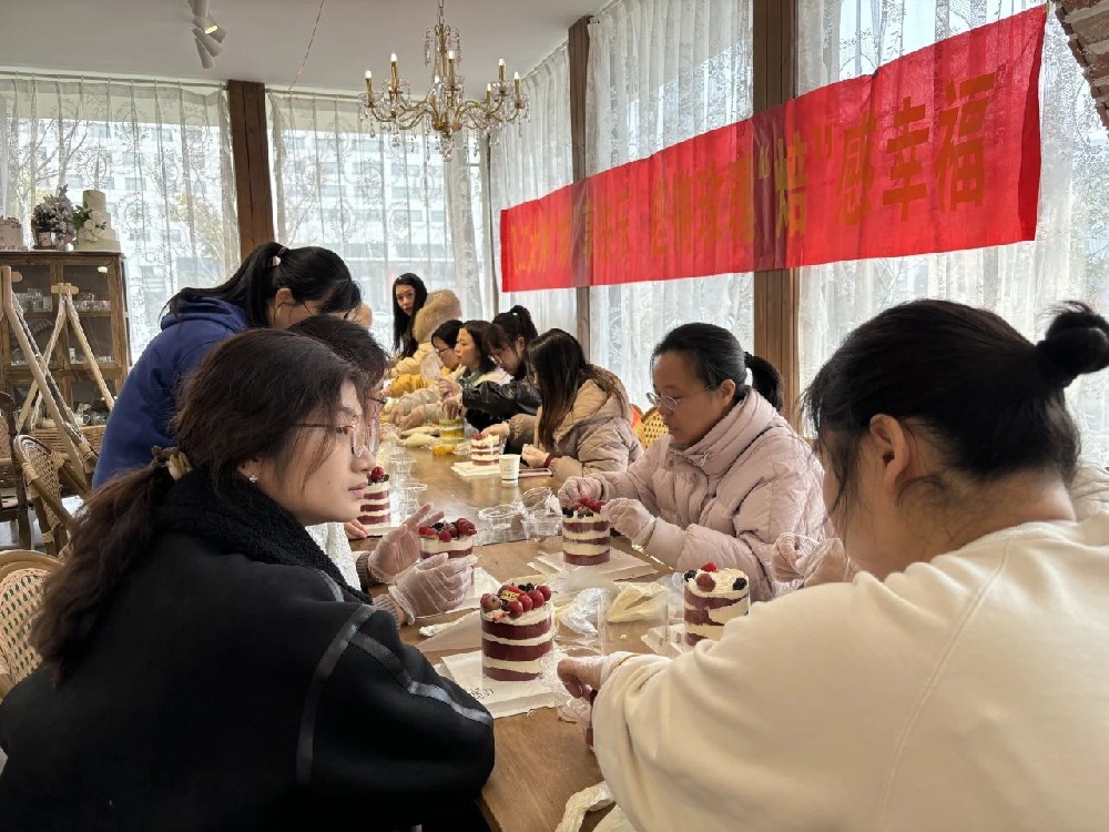 建工女神“烘”享快乐 铿锵玫瑰“焙”感幸福